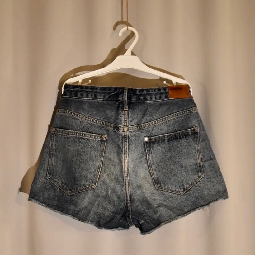 Jeansshorts i sliten modell från H&M. Skönt material som gör dem lätta att röra sig i! Storlek 42. Frakt tillkommer! 🌵. Shorts.