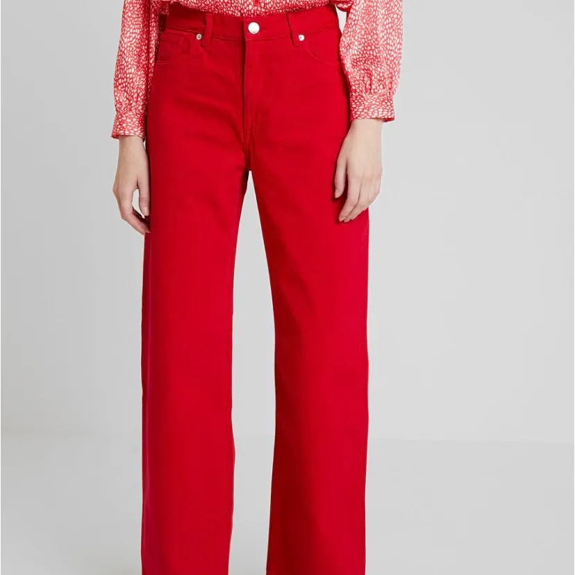 Ett par supersnygga röda jeans från Monki i modellen Yoko som tyvärr inte kommer till användning. De är i storlek W27 och är lite långa till mig som är 165 men funkar ändå. Nypris var 400kr!. Jeans & Byxor.