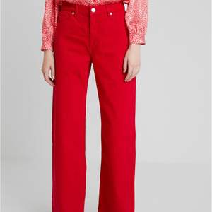 Ett par supersnygga röda jeans från Monki i modellen Yoko som tyvärr inte kommer till användning. De är i storlek W27 och är lite långa till mig som är 165 men funkar ändå. Nypris var 400kr!