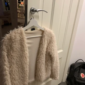 Fluffig jacka beige  - Beige fluffig jacka från hm, jätteskön o fin!!🥰
