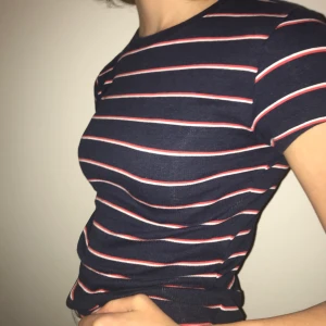 Randig t-shirt - Pris kan diskuteras, hör av dig vid frågor💞