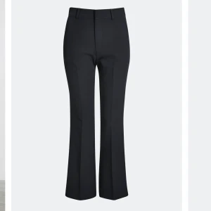 Svarta kostymbyxor - Säljer dessa svarta kostymbyxor! De går över skorna på mig som är 166cm. Köpare står för frakt!