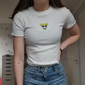 Powerpuff tröja - En jättegullig t-shirt med en Powerpuff girl på från Bershka! Köpt här på plick men nu säljer jag vidare den då jag inte använder den tillräckligt mycket🥰 