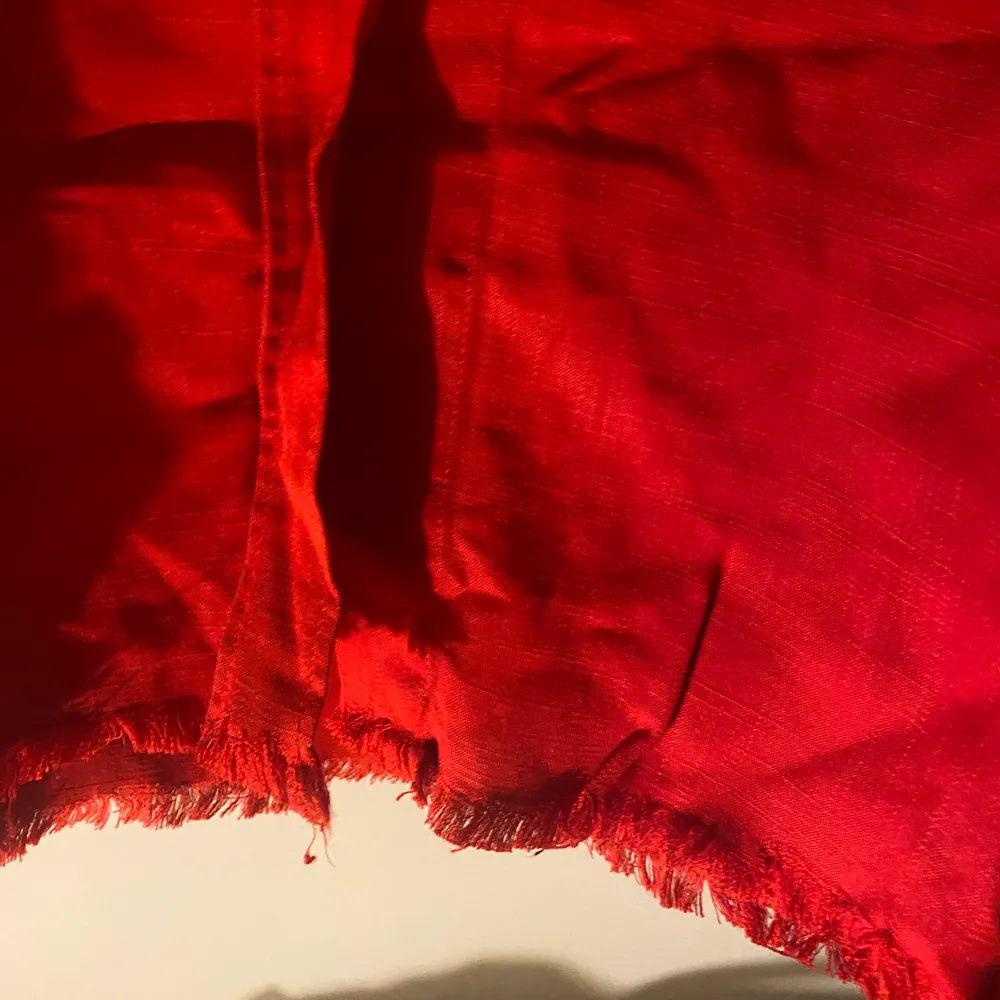 Red Zara shirt, hip length (a bit long), very nice quality and thickness. I’ve worn it once, so it is in perfect condition. Size L but can be worn oversized by a M or S. Skjortor.