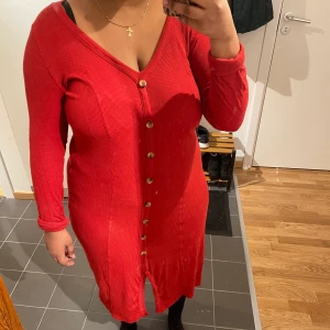 Lång skön klänning från Asos - Använd ett fåtal gånger. Bra passform. Även snygg med ett bälte i midjan.