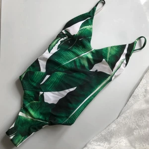 Baddräkt nyskick - Baddräkt från zaful, använd 1 gång. Den sitter otroligt fint och framhäver byst och rumpa samtidigt som ryggen är öppen. Trots detta så är det en hel del tyg vilket gör att den inte ser för ”avklädd” ut. Självklart kan den även användas som body med en kjol eller byxor.