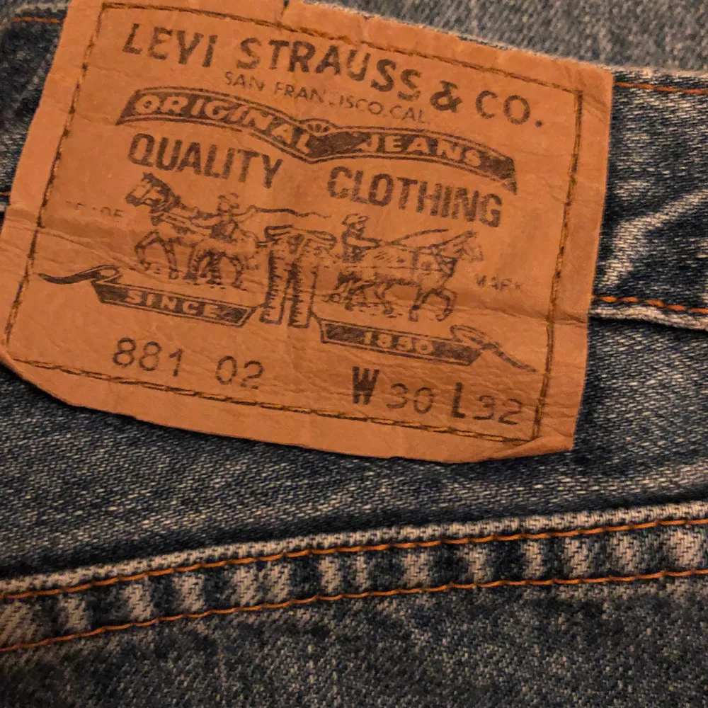 Känns mer som 28/29 än 30, sitter perfekt i midjan. Samma fit som alla vanliga Levis jeans. Köpta på humana för nått år sen. Bra skick.. Jeans & Byxor.