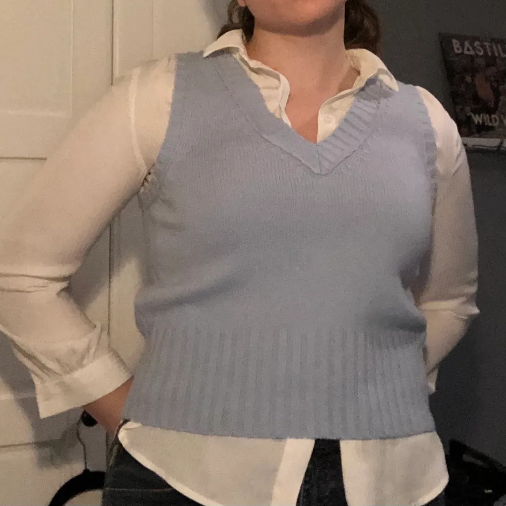 Jättefin ljusblå sweater vest från MNG basic. Storlek XL, men passar som M, jag har M-L. Oversized på Xs-S. Som ny. SAMFRAKTAR. Tröjor & Koftor.