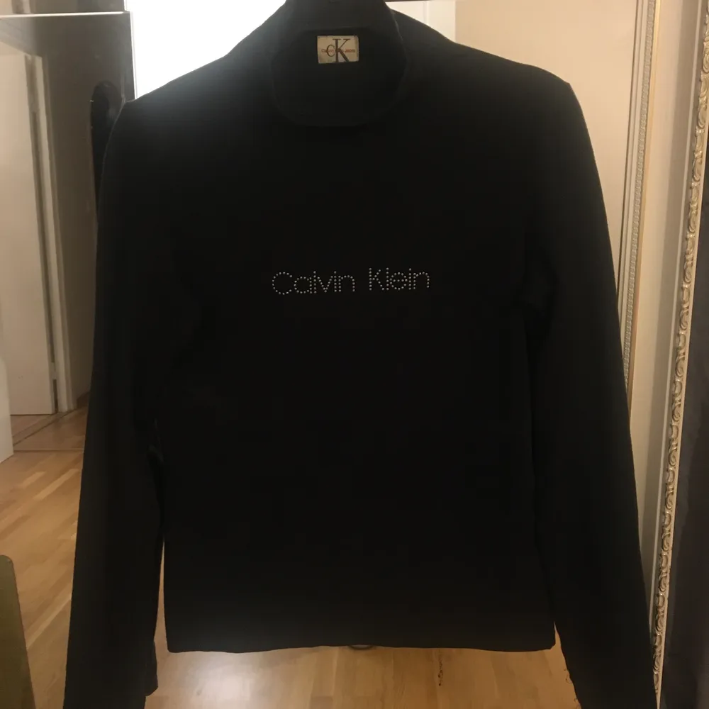 Y2K Calvin Klein polo tröja i svart med logo! Så så snygg! Har bara inte fått användning för den tyvärr. Passar storlekar s-m. Skriv om ni har frågor 🦋. Tröjor & Koftor.