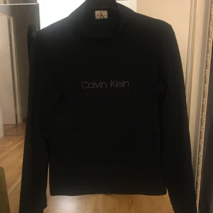 Calvin Klein Y2k logo polo tröja  - Y2K Calvin Klein polo tröja i svart med logo! Så så snygg! Har bara inte fått användning för den tyvärr. Passar storlekar s-m. Skriv om ni har frågor 🦋