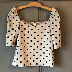 Super fin prickig tröja ifrån hm❤️ - Nästintill oanvänd och ny, storlek M den är i ett fastare matreal så den känns lyxig och dyr och puffarna blir inte gamla och hängiga efter ett tag utan den bibehåller som kraft💃🏽