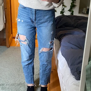 Jättefina jeans med slitningar🤍 - Dessa straight leg jeans köpte jag på loppis men de är inte riktigt mig stil så har aldrig riktigt kommit till användning. Väldigt bra skick och lagom långa på mig som är ca 165cm! På lappen står det &Denim. Storlek 28 (passar mig som oftast har storlek S. Bara lite stora i midjan🤍