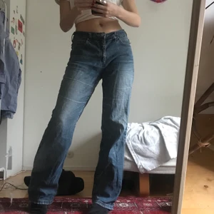 Baggy Armani jeans  - Snygga baggy Armani jeans, lagom midwaist typ. Jag är 174 cm lång såhär sitter dom på mig😋
