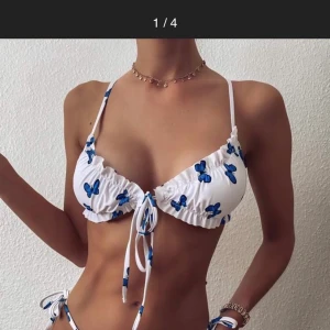 Fjärils bikini överdel - Jätte fin bikini överdel med blå fjärilar på. Aldrig använd bara testad. Var tyvärr förliten! Storlek L men den var för liten för mig så passar S/M Lägg bud privat