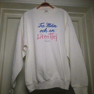 Sweatshirt  - Vintage film-sweatshirt, "Tre män och en liten tjej" original i jättefint skick!🌻