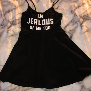 Klänning - Superfin klänning. Tight runt brösten och lösare passform nedtill. Superfin! Stretchiga tyg.