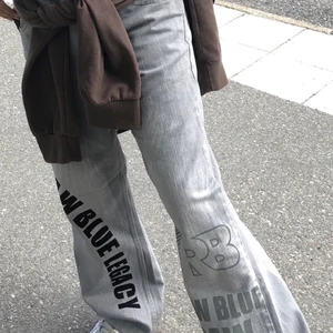 jeans - säljer dessa jeans då de e lite stora på mig i midjan! extremt coola☺️ är i de skicket som på bilden!