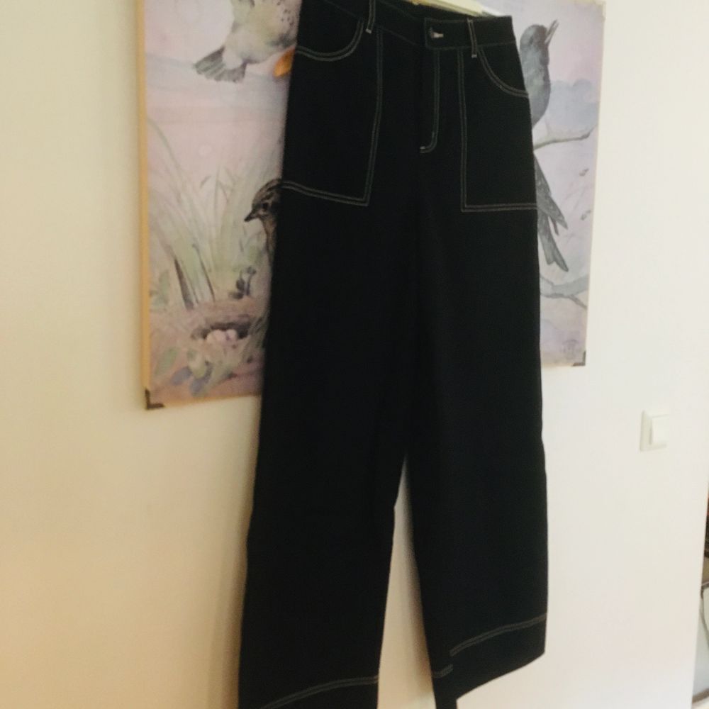 Svarta vida jeans med vita sömmar från monki. Helt nya! . Jeans & Byxor.