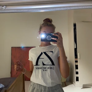 T-shirt från Zara - Vit super skön T-shirt från Zara, kan vikas upp eller bäras som den är. Passar både som har storlek XS och S, skrynklig pga legat i garderoben❤️