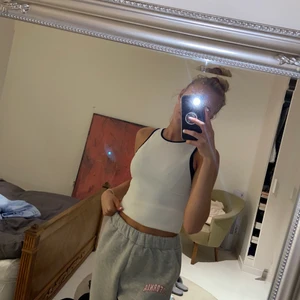 Linne med hög hals från Zara - Vitt linne med hög hals från Zara i storlek S men passar även ni som har XS i vanliga fall och en M då den är stretchiga. knappt använd🥰 kan vikas upp eller bäras som den är💓