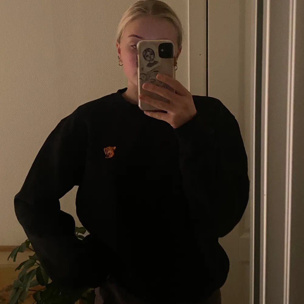 Snygg sweatshirt med oversized modell (superskön och sitter perfekt!!) Hov1 Merch med lejon fram och krona bak. Andvänd fåtal gånger. Nypris 500kr. Tröjor & Koftor.