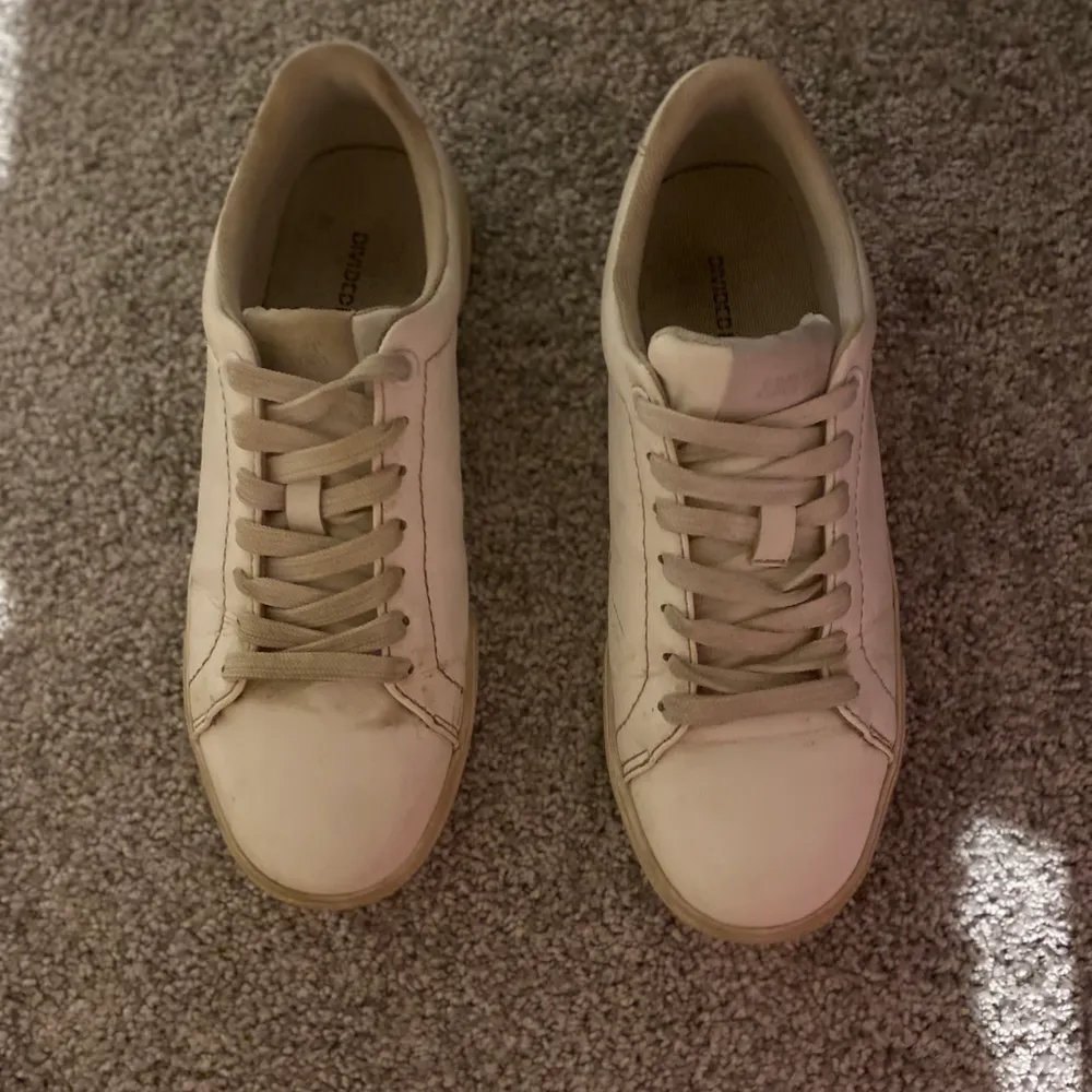 Vita sneakers från H&M storlek 38. Otvättade på bilden men tvättas självklart innan dom skickas!. Skor.