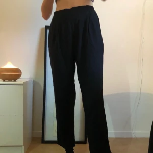 Supersköna tygbyxor - Mjuka tunna byxor från Monki med stretchig midja. 