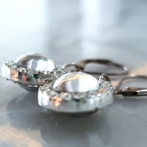 Regndroppe örhängen - Den runda glaspärlan omgiven av små kristaller får det att se ut som att du har regndroppar som hänger från öronen. Glimmrar väldigt vackert och passar till allt.