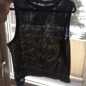 - Sportigt, genomskinligt plagg med högt skuren halsurringning vilket är såååå fint. Passar storlek XS-L beroende på hur man vill att den ska sitta. (Oversize till tight)