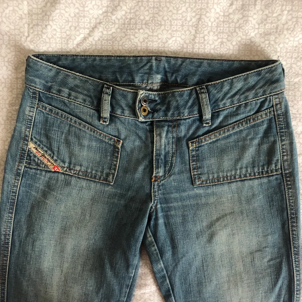 Superfina low waist utsvängda jeans från Diesel ❤️ Har inga bilder på pga för små för mig. Midjemått: 75cm. Innerbenslängd: 83cm. Passar nog bäst på en XS . Jeans & Byxor.