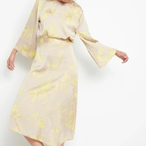 Fin kjol med tillhörande tröja - Fin kjol med matchande tröja ifrån Lindex strl xs på tröjan och s på kjolen, aldrig använt då det inte passade mig. Skicka PM för intresse eller för fler bilder!💛💛 jag tar låga priser