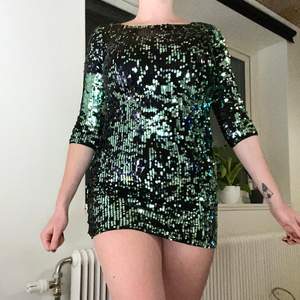 Snygg grönglittrig klänning från BikBok i XS. Snygg öppning vid ryggen och enkel med dragkedjor där bak. Använd 3-4 gånger! 🤩