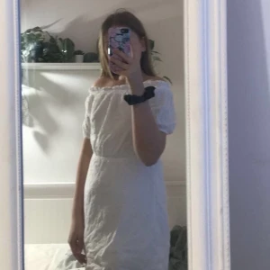 Vit klänning från N A-k D i strl. 34 - Inte använd många gånger och superfin