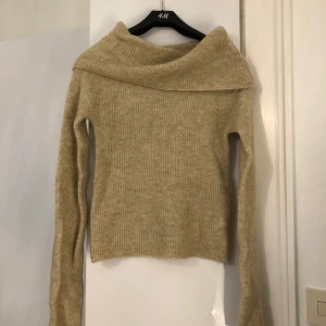 Off shoulder tröja  - Stickad tröja off shoulder i strl xs, endast använd några gånger
