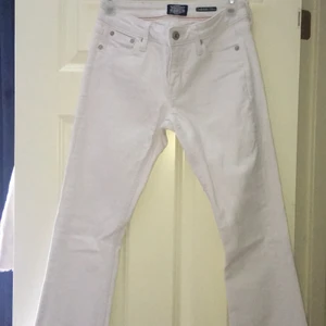 Vita crocker boot cut - Helt nya Jeans oanvända dom är low boot cut och säljs för jag inte kan ha dom 