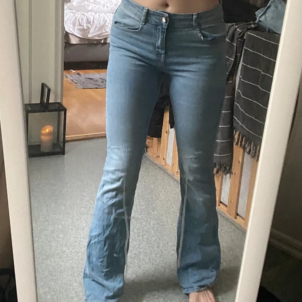 Bootcut jeans från zara storlek 40 men passar mig som är 38! Väldigt stretchiga så kan passa till 42. Jag är 175cm. Köpare står för frakt.. Jeans & Byxor.