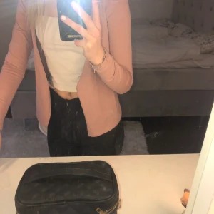 Rosa kofta från bubbleroom xs - En rosa kofta från bubbleroom✨ aldrig använd för trivs inte i rosa men jag tycker den är skit snygg på andra✨den har två snören som man kan knyta med om man vill✨jag själv stoppar bara in dem men om man stör sig på dem kan man bara klippa bort dem✨ köparen står för frakten✨