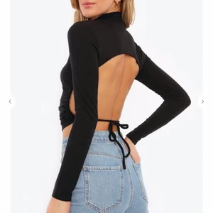 Helt ny topp! - Svart topp från chiquelle. Helt oanvänd med prislapp kvar. Säljer för att den inte kommit till användning. Nypris 349kr.