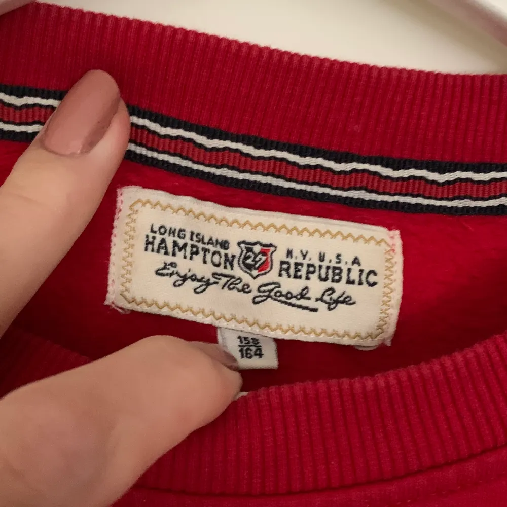 Röd college tröja från Hampton Republic, Ganska använd men i bra skick! Är i barnstorlek men passar Xs/S. Frakt ingår ej i priset. Pris kan diskuteras!. Tröjor & Koftor.