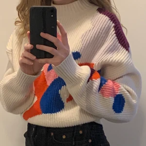 Stickad tröja från &Other stories - Otroligt fin och speciell färgglad stickad tröja köpt från &Other Stories. En av mina favoriter i min garderob men jag använder den nästan aldrig, den förtjänar att bli använd!!! 