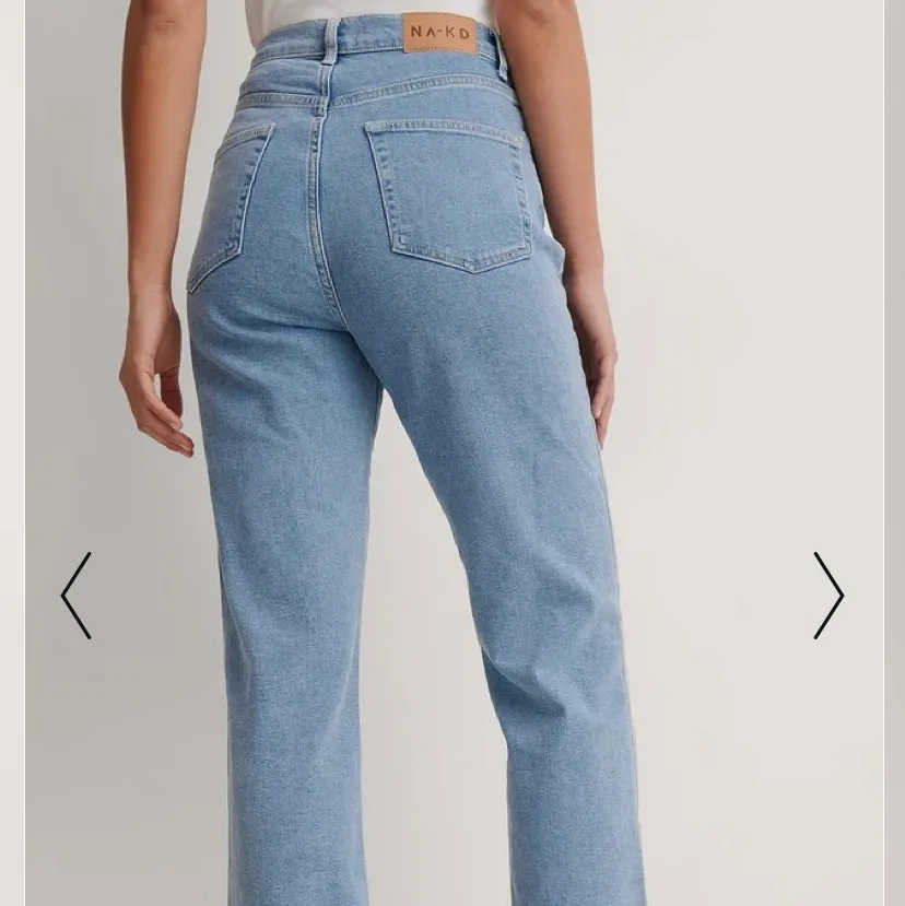 Raka jeans med hög midja från NAKD. Passar en 36 perfekt också då jag brukar ha det. Använda fåtal gånger så nyskick! . Jeans & Byxor.