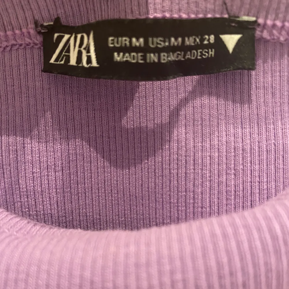 Ett fint linne från Zara, knappat använd💕skriv till mig privat för mer information!. Toppar.