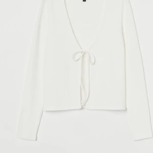 Knytkofta från H&M - Jag köpte en och fick en i födelsedags present så jag tänkte sälja den jag köpte! Har ej använt den. Storleken är M men passar för L oxå. 