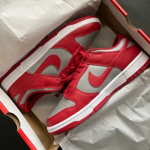 Nike dunk  - Säljer ett bara dunk UNLV. storlek 42.5! Helt nya DSWT! Kom privat för att diskutera pris. Bud på 1700
