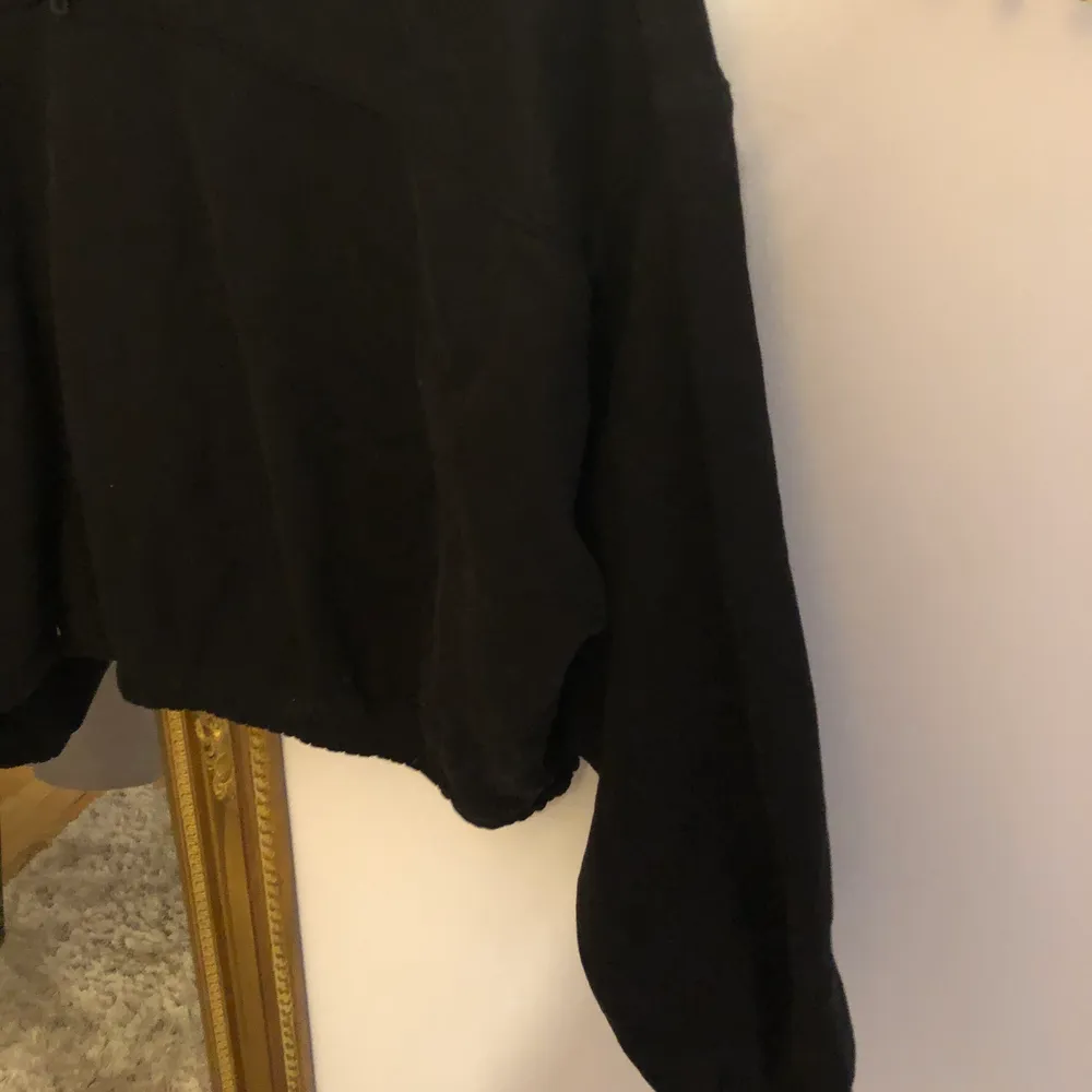 En svart zip hoodie (?) från weekday. Super snygg och skön. Använd några få gånger. Frakt tillkommer, det står pris längre ner i posten.. Tröjor & Koftor.