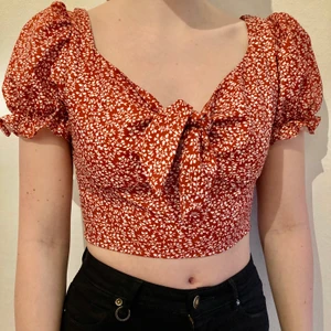 Söt Somrig topp i storlek S - Söt somrig topp, vet inte vart den är ifrån och storlekslappen är borta men den passar mig som har S. Använd kanske 2 gånger så i fint skick! 