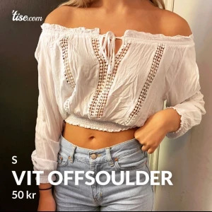 Vit offsoluder - Fåtals gånger jag har använt denna. Otroligt fint vid sommaren, jätte lätt o behagligt material!!💁🏼‍♀️👌