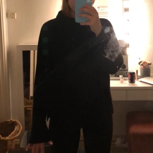 Svart polo  - Svart stickad polotröja från hm. 