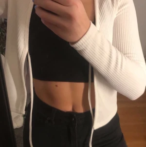 Kofta - Vit kofta med snörning som tyvärr inte kommer till någon användning. I nyskick❣️