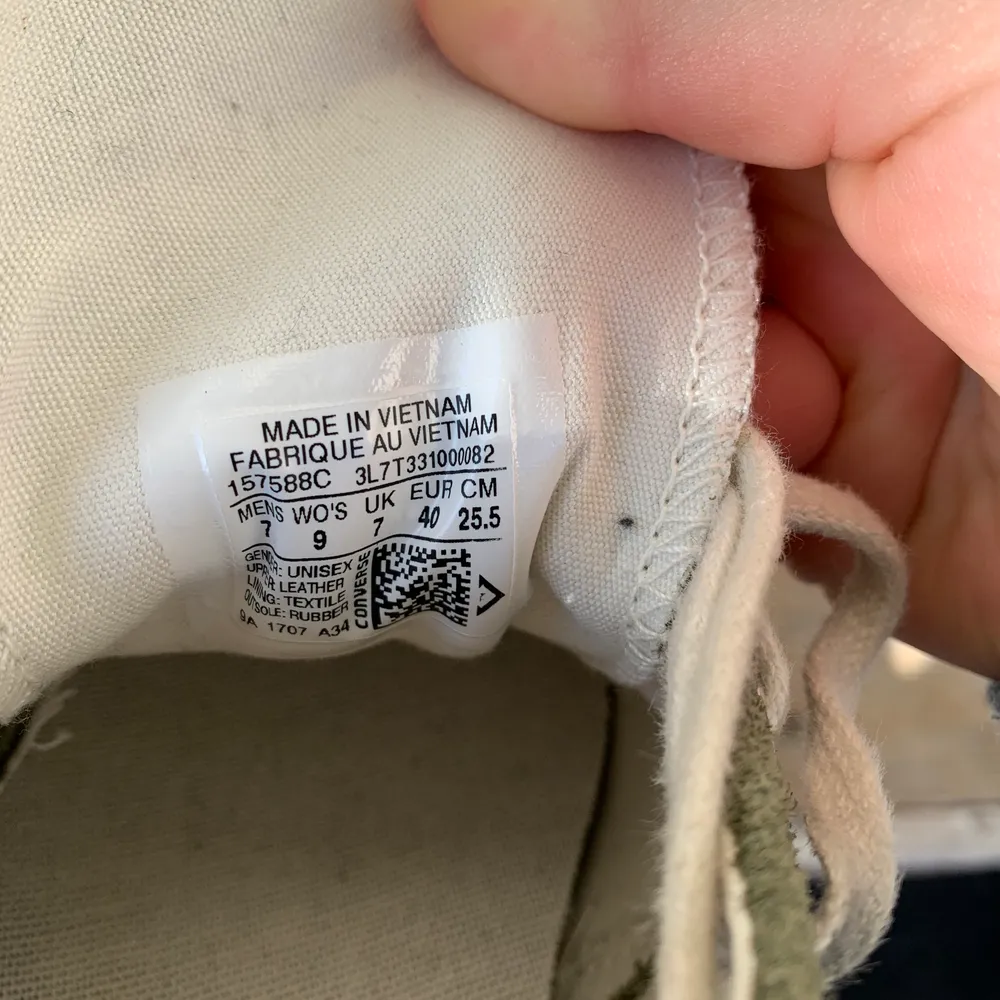 Gröna läder Converse i storlek 40, knappt använda som du kan se på andra bilden! Säljer för att de inte kommer till användning🌟 Kommer i originallåda.. Skor.